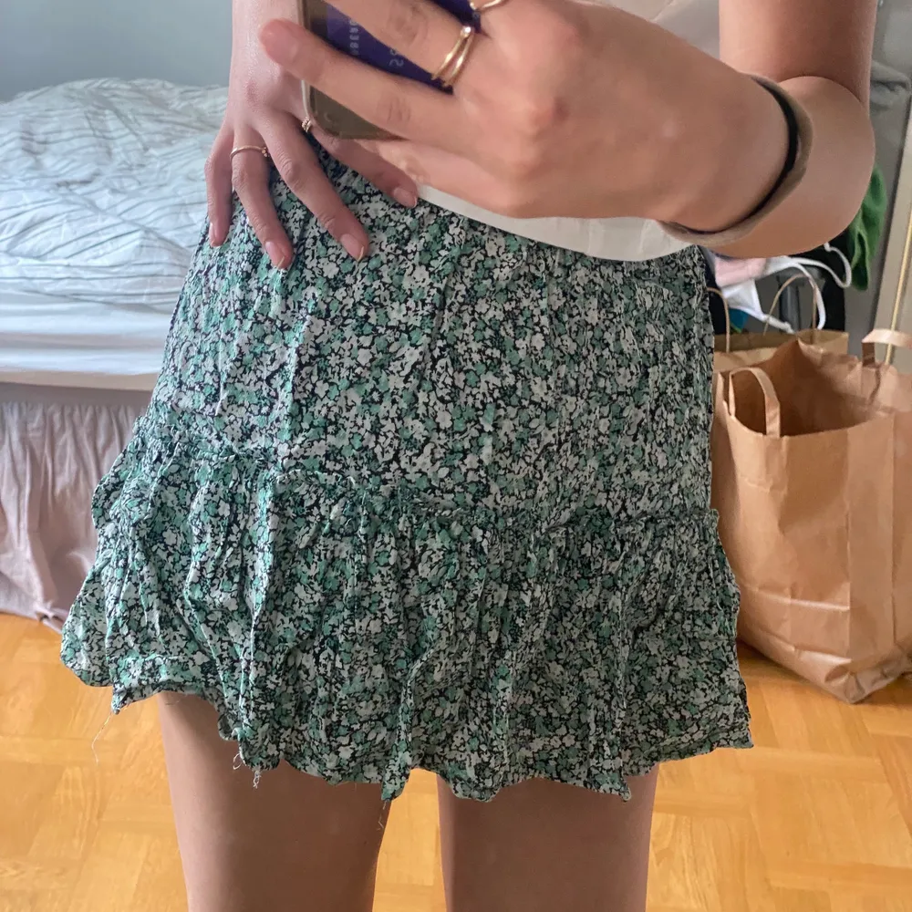 En skit snygg kjol från Zara. Är använd ganska mycket men har inga skador! Är exakt som ny!😱 Kjolen har ett par inbyggda shorts som gör att man inte kan se sina underkläder.💕 KÖPAREN STÅR FÖR FRAKT 📦 . Kjolar.