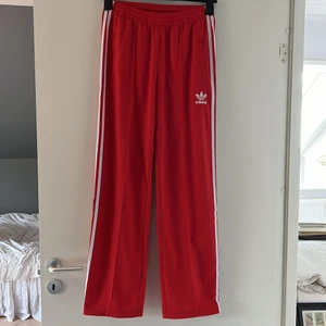 Adidas byxor  - Raka röda Adidasbyxor, storlek S. Använda fåtal gånger och så i mycket bra skick! Köparen står för frakt!❤️‍🔥