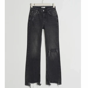 gråa jeans  - hej, intressekoll på dessa snygga byxor från gina tricot, de är i storlek 34 och jag är 1,65 och de sitter perfekt på mig,  💙