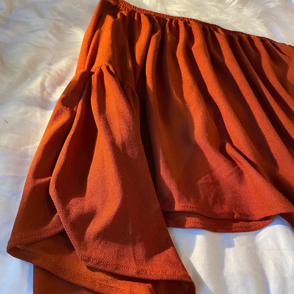 Orange/brun offsholder kort tröja med utsvängda armar. Aldrig använt. Skriv gärna i dm kring frågor och  om ni är intresserade!❤️. Tröjor & Koftor.