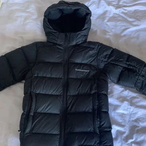 Varm Peak performance jacka, stl 150. - En jätte fin varm och skön jacka. I stl 150, liten lagning inuti fickan. Sälja på grund av att den är för liten. Jackan är i jätte fint skick. För intresse kom privat.(Frakt ingår inte)