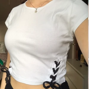 Vit topp med knytning  - Vit gullig topp från New Yorker som endast blivit använd ett par gånger. Du är välkommen att lägga annat bud 💕