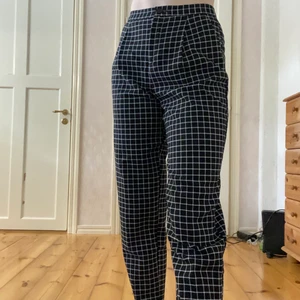 Rutiga byxor från Monki strl 34 - snygga byxor från Monki i fint skick! Tyvärr har en söm släppt på högra benslutet men det går att vika upp så syns det inte, alternativt att man syr några stygn där. Pris går att diskutera, köparen står för frakt :)