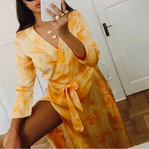 2NDDAY mididress - Orange/gul 2NDDAY wrapklänning. Midilång i storlek 36. Nypris 2100:-