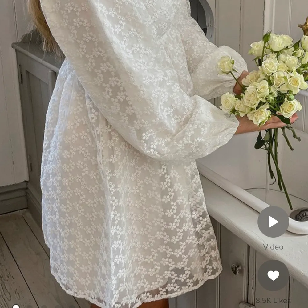 Säljer den vita klänningen från Sannas kollektion med NAKD. Helt ny bara testad i storlek 36. Klänningar.