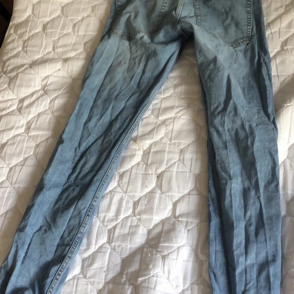 Fina blåa jeans i storlek small. Den är i bra skick! Den är köpt ifrån lager 157.. Jeans & Byxor.