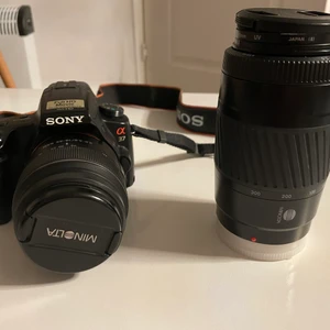 Sony a37 . Utan skador  - Användas bara i resor .  Det är helt oskadat o finns extra objekt med. ”” Kan mötas upp T-centralen ”