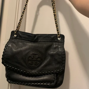 Tory burch väska  - Köpte från Sellpy för 1,500kr 3månad sedan men inte använder längre .