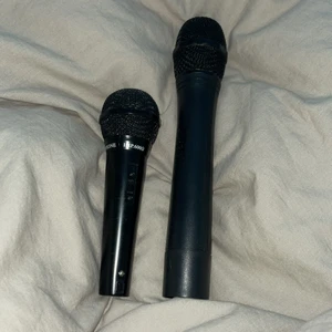 Mikrofoner🎤 - Mikrofon 1: Nyprs kanske 1000kr säljer för 500kr, den går på 9V batterier. Mikrofon 2: Nypris kanske 1300kr säljer för 500kr, måste ha slad då jag inte hittar men går att köpa till i någon musik afär❤️ har även en högtalare till mikrofonerna men den behövs fixa för att den piper när man kopplar på den men kan tänka mig att sälja den för 1500kr🥰 om man vill köpa båda mikrofonerna och högtalaren så blir det 2100kr istället för 2500kr🥺🥰❤️ mötas upp någonstans i sthm