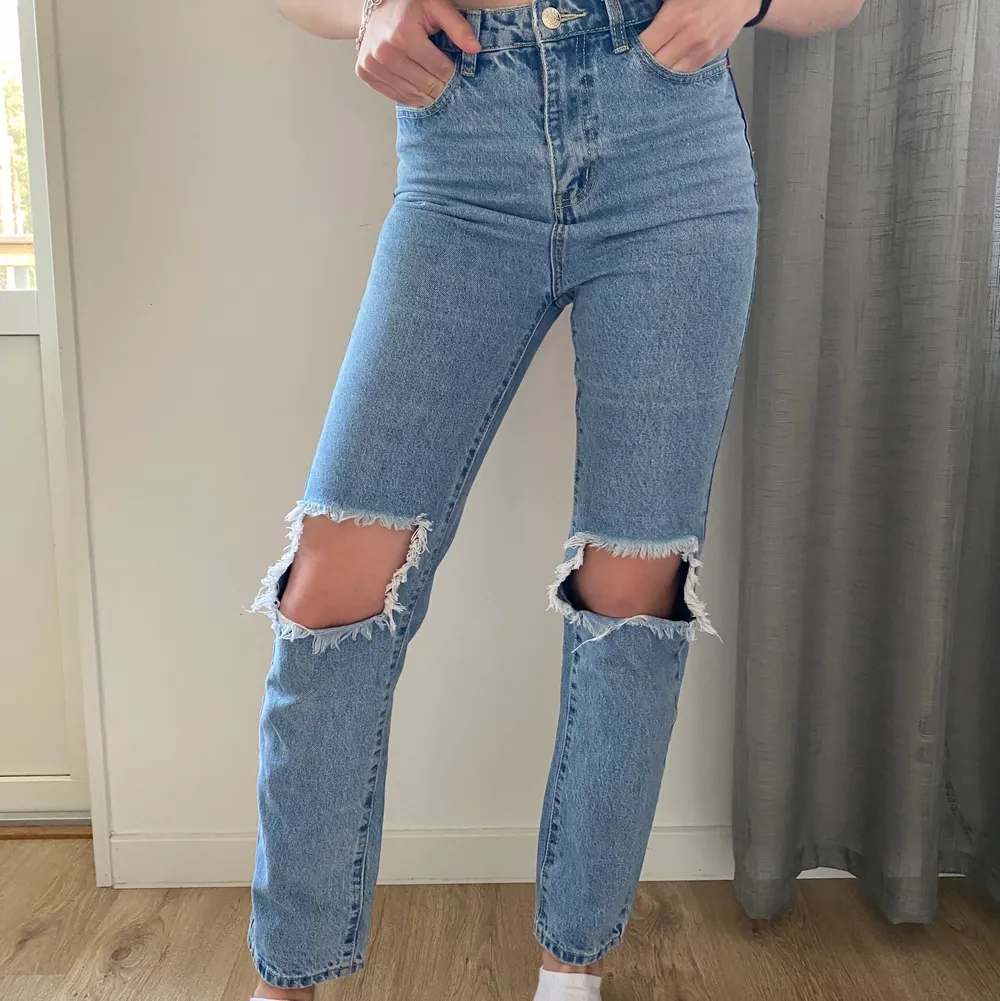 Jätte snygga ripped jeans! Är inte helt säker på storleken då de var engelsk men är nästan 100% på att det är strl 32! 32 eller 34 är det. 🌟. Jeans & Byxor.