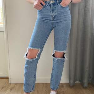 Jätte snygga ripped jeans! Är inte helt säker på storleken då de var engelsk men är nästan 100% på att det är strl 32! 32 eller 34 är det. 🌟