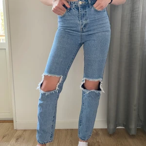 Jeans från Prettylittlething - Jätte snygga ripped jeans! Är inte helt säker på storleken då de var engelsk men är nästan 100% på att det är strl 32! 32 eller 34 är det. 🌟