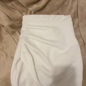 Vit sommar kjol - Säljer en kjol som är perfekt inför sommaren. Om du vill ha bilder på är det bara att skriva!