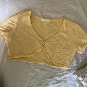 Gul Bolero NOW - Jättefin gul Bolero från märket NOW i stl L. Passar dig som är en S/M också. Använder aldrig / tröttnat. Säljer för 50 kr. PM för bättre bilder!