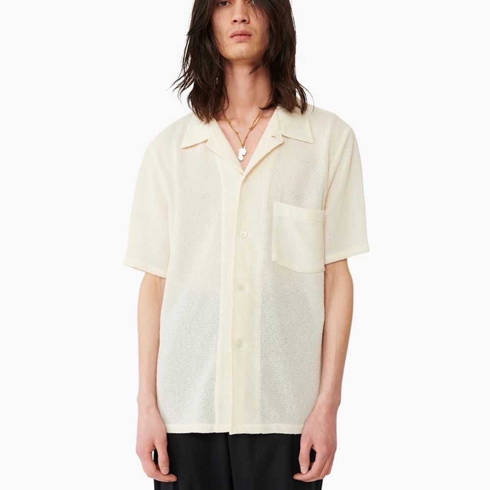 Skönaste sommarskjortan Our Legacy Boucle Shirt        Storlek 48/M i off white färg                                               Flitigt använd. Skjortor.