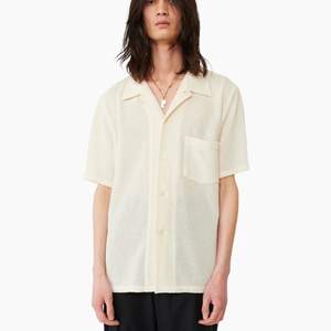 Skönaste sommarskjortan Our Legacy Boucle Shirt        Storlek 48/M i off white färg                                               Flitigt använd
