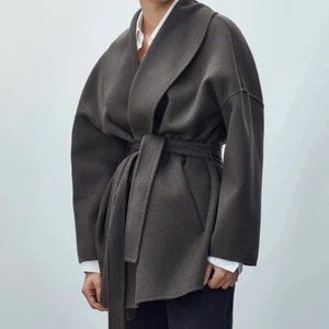 Kappa från Massimo dutti  - Säljer min kappa från Massimo dutti i storlek S. Säljer pågrund av att den int kommer till användning längre. 