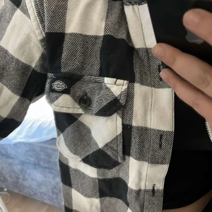 Flanellskjortor Dickies - Min syster säljer nu denna fina skjorta från Dickies i st M, skjortan ör i bra skick och ser nästan helt ny ut! Den säljs pgr av att den inte riktigt passar in i hennes stil. Hör av er vid intresse🤍🖤