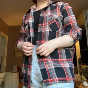 Rutig skjorta ca M-L - Denna har varit min älsklingsskjorta så länge men inte kommit till användning på ett par år. Köpt secondhand. Strl ca M-L. 50% ull 50% polyester, ganska tjockt material. Lite nopprig och lösa trådar annars fint skick. Möts i GBG elr köpare betalar frakt🥰