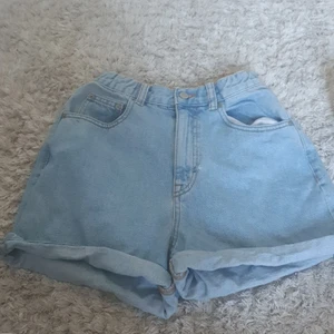 Pull&Bear shorts  - Är från Pull&Bear och har använts 2 gånger. Änvänds inte mycket så jag säljer de. Storlek 34