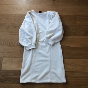 Klänning - Superfin klänning nu t sommar🌊 den är lite varmare så ksk är bäst att ha på en sval sommarkväll 😩❤️‍🔥, säljer för 100kr plus frakten 👌🏻