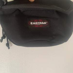 Hej säljer nu min eastpak väska som knappt används. Den är i ett väldigt bra skick och köptes från carlings för 250kr, köparen står för frakten😀