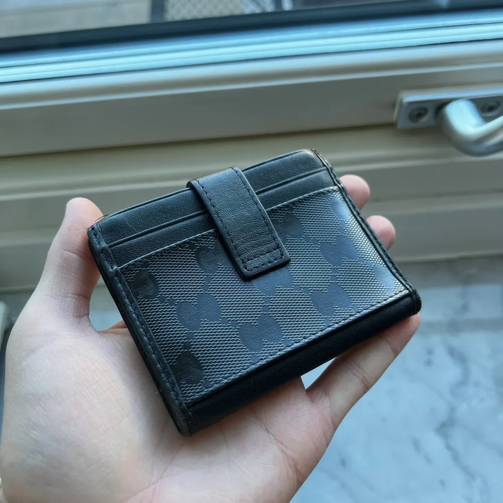 äkta, begagnad plånbok, bra skick och passar perfekt i fickan. Accessoarer.