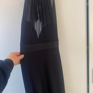 Balklänning  - Marinblå balklänning storlek S. Faller ner till marken för mig som är 167 cm lång 