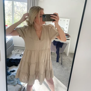 Zara klänning  - Säljer denna så snygga klänning från zara som används endast en gång! 💕