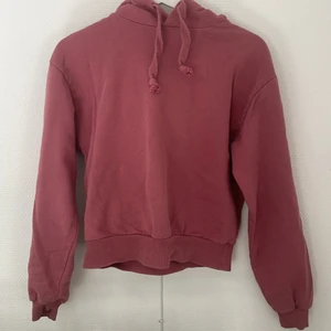 NA-KD hoddie mörk rosa  - NA-KD hoddie har används några gånger, bra skick. Fin färg och tror inte den finns kvar på hemsidan längre. Priset kan absolut ändras. Hoppas du gillar den! 