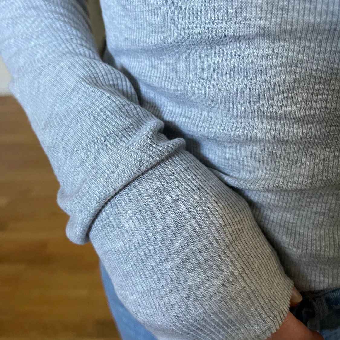 Ribbad grå tröja - 91