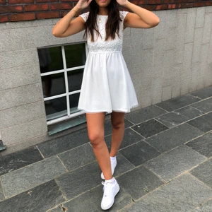 Student klänning  - En vit klänning i spets. Från bubbleroom i storlek 36. Använd 1 gång. Jag är 172 cm lång