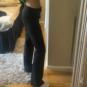 Kostymbyxor  - Perfekta kostymbyxor från bikbok köpta i vintras. Säljer då jag har flera kostymbyxor. Jättebra skick det enda är att knappen brevid spännet har ramlat av. Jag är 34/36 i strl och cirka 170 cm. Nypris 399 💘💘
