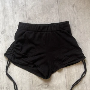 Shorts med knytningar - Använd fåtal gånger.