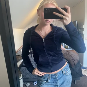 Juicy Couture kofta - Säljer min juicy kofta i storlek XS! Denna är från gamla kollektionen och är sååå svår att få tag i. Buda på!