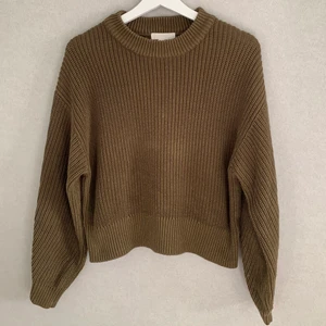 Stickad tröja  - En väldigt mysig stickad mörkgrön tröja. Jätte fin att ha till t.ex. en kjol under en sval sommar kväll💚