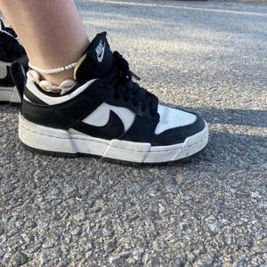 Nike dunks  - Hej!! Säljer mina ass snygga Nike skor som passar perfekt nu till sommaren. 🌸🌈Köparen står för frakten och pris kan diskuteras ✌🏻😋