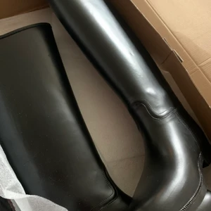 Ridstövlar nya  - Säljer ett par helt nya ridstövlar storlek 38-39 men kan även passa 37. Små i storleken🦋