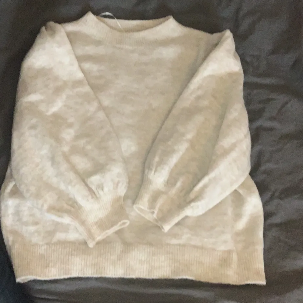 Denna stickade tröjan är från KappAhl i storlek L. Den är vit/beig och är en lite puffig i ärmarna. Jag har använt den en gång, då jag tyvärr inte gillade den. Tröjan sticks lite, men när man har en t-shirt under funkar det toppen.. Övrigt.