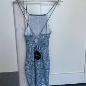 Blåmönstrad klänning från Whitefoxboutique i strl S. Frakt inkluderad i priset. Swish som betalning.😊