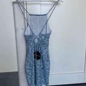 Blåmönstrad klänning strl S - Blåmönstrad klänning från Whitefoxboutique i strl S. Frakt inkluderad i priset. Swish som betalning.😊