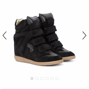 Isabella marant skor MÖRKBLÅTT - mörkblåa Isabella marant Skor i storlek 38-39. Köpte på nk för runt 4000kr. Inte så slitna, kom privat för närmare bilder.