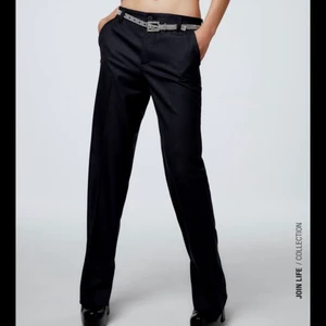 SVARTA/MÖRKBLÅ KOSTYMBYXOR - Intresse koll på mina svarta/mörkblå kostymbyxor då dem inte kommer till så mycket användning, köpare står för frakt💖