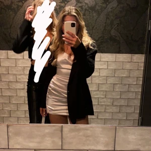 Vit satinklänning - Säljer en så fin satinklänning😍 kommer dock inte till användning