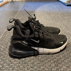 Nike airmax 270 strlk 38,5 - Knappt använda, nästan i ny skick