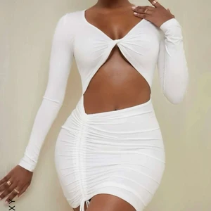 Vit klänning - Skit fin vit klänning, råkade beställa två st så därav säljer jag ena. Den är i strl XS men kan passa S💓 kom privat för fler frågor eller bilder. Frakten är inkluderad i priset!