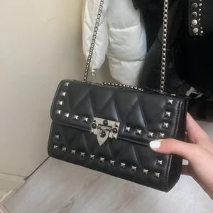 Väska med nitar - Säljer nu min väska från Zara, slutsåld💋 säljer för ett riktigt bra pris eftersom det finns inga fläckar eller defekter, använd 1-2 gånger💋