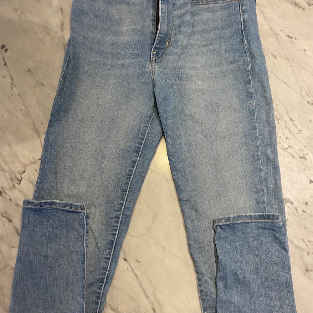 Blåa Levi’s premium jeans. Knappt använda i bra skick. Storlek 27, slim och högmidjade.. Jeans & Byxor.