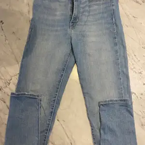 Blåa Levi’s premium jeans. Knappt använda i bra skick. Storlek 27, slim och högmidjade.