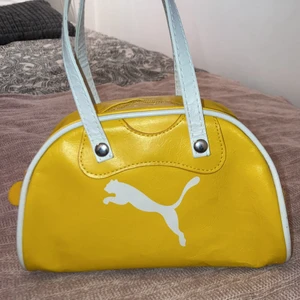 Mini puma handbag  - En mini puma handbag, säljer eftersom jag inte använder den. Har använt Max 5 gånger. Köpare står för frakten